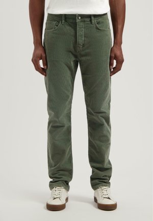 Groene corduroy broek met een slim fit, voorzien van vijf zakken en een ritssluiting. Draag het met witte sneakers, die de textuur van de stof benadrukken.