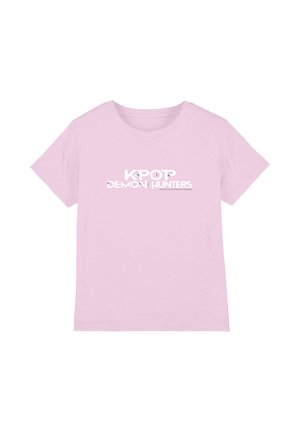 Helles rosa T-Shirt mit kurzen Ärmeln aus weicher Baumwolle, auf der Vorderseite mit dem Text "KPOP DEMON HUNTERS" in fetter weißer Schrift.