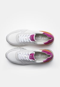 Scarpe da ginnastica bianche con tomaia in rete e pelle, dettagli in viola e arancione, punta arrotondata e suola in gomma piatta, dotate di lacci bianchi.