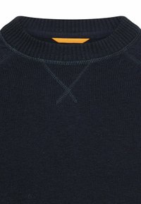 Granatowy sweter dziany z prążkowanym okrągłym dekoltem, z pomarańczową metką z tyłu oraz kontrastowym przeszyciem wokół szyi.