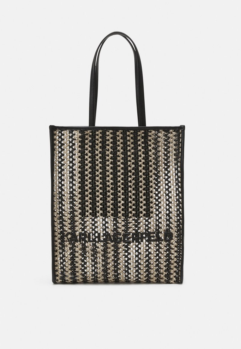 Sac fourre-tout tissé noir et beige avec des rayures verticales et anses doubles noires, avec un logo subtil embossé sur le devant.