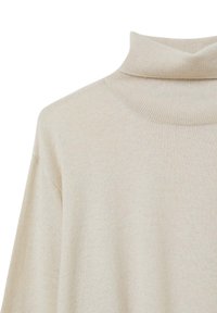 Beige Rollkragenpullover aus weichem Strickmaterial. Mit hohem Kragen und kreppigem Schulterdesign sowie einer glatten Textur.