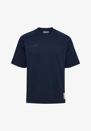 Marineblå sports-T-shirt med korte ærmer og rund halsudskæring, med diskret "hummel" logo på venstre bryst og lille label nær kanten.