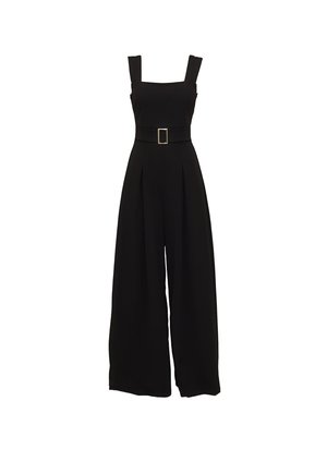 Tuta nera a gamba larga con scollo quadrato, spalline regolabili, vita con cintura caratterizzata da una fibbia rettangolare e dettagli plissettati sul davanti.