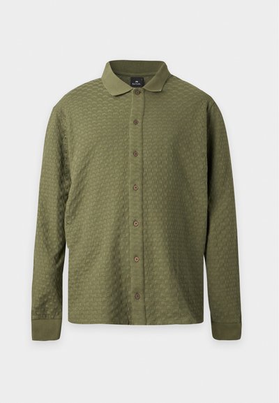 Chemise à manches longues vert olive texturée, boutonnée, avec col et poignets, présentée sur un fond clair uni.