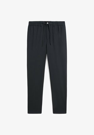 Zwarte casual broek met elastische tailleband, trekkoord, knoopsluiting en smalle taps toelopende pijpen, plat gelegd op een witte achtergrond.