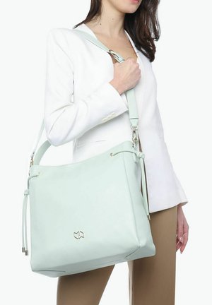 Borsa a spalla in pelle verde menta con una texture liscia, chiusura a cordoncino, tracolla regolabile e un accento del logo dorato sul davanti.