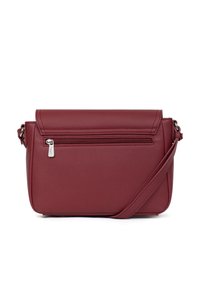 Sac en bandoulière en cuir bordeaux avec une poche avant zippée, un design structuré, une texture lisse et une bandoulière ajustable.