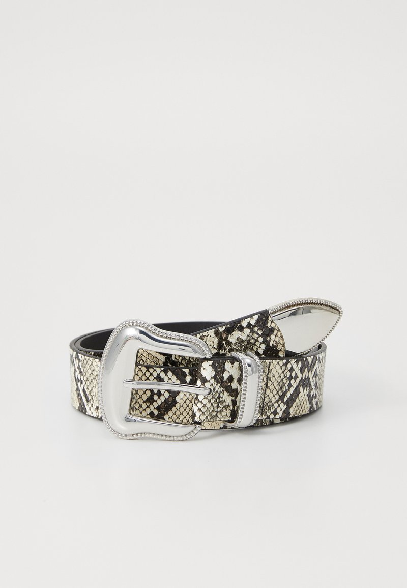 Ceinture à motif peau de serpent noir et or avec une boucle en métal argenté, présentant une finition texturée et un design à extrémité effilée.