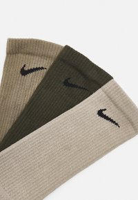 Nike Performance EVERYDAY PLUS CUSH CREW UNISEX 3 PACK - Meias desportivas - stone/matte olive/cargo khaki/black