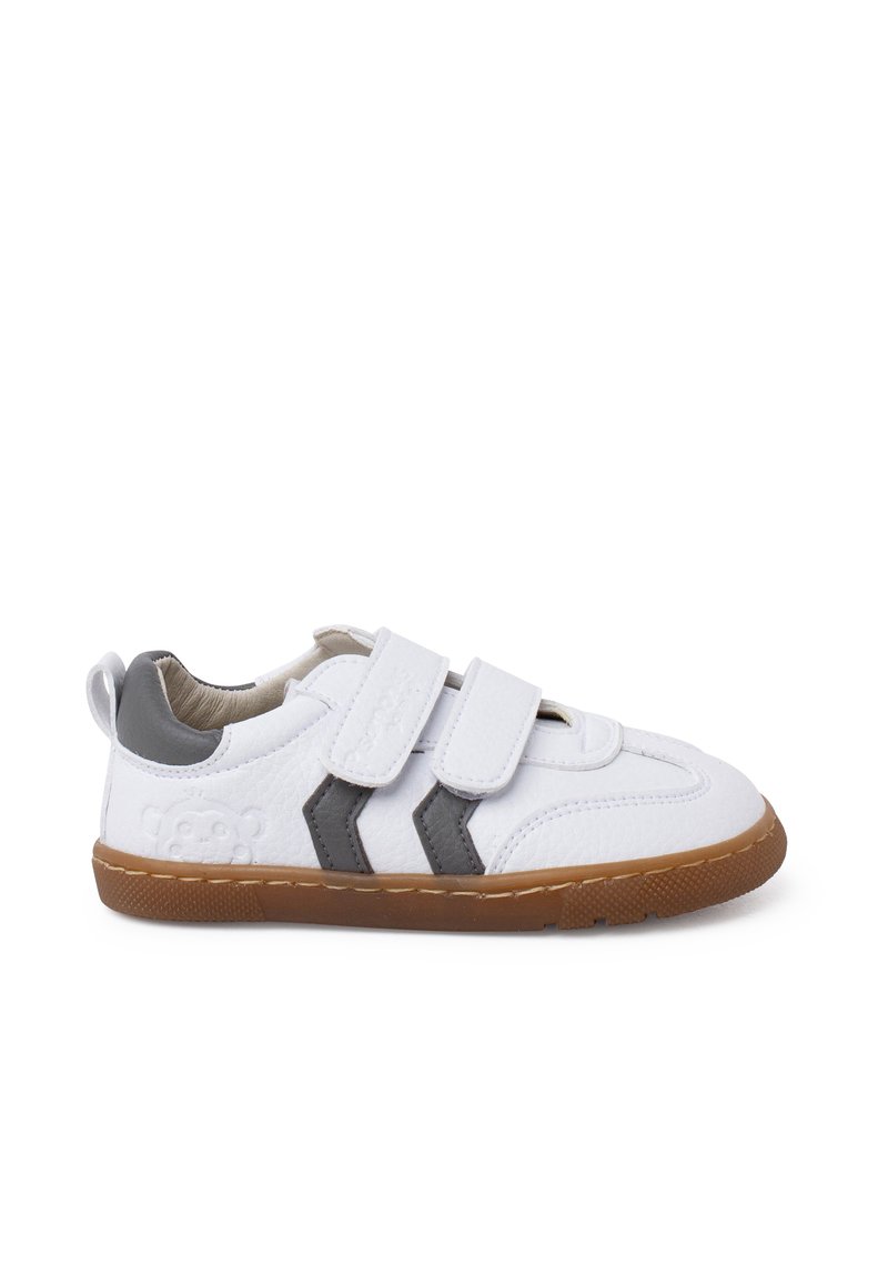 Sneaker sintetiche bianche con accenti grigi, doppie cinghie in Velcro, suola in gomma, finitura testurizzata e design di una scimmia in rilievo sul tallone.