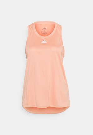 Bezrękawnik Adidas w kolorze brzoskwiniowym z okrągłym dekoltem i białym logo Adidas na środku klatki piersiowej, prezentowany na jednolitym tle.