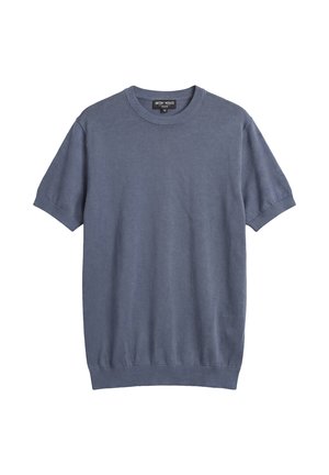 Maglione a maniche corte con scollo a girocollo in blu tenue, con polsini e orlo a coste, disteso, etichetta del marchio visibile all'interno del colletto.