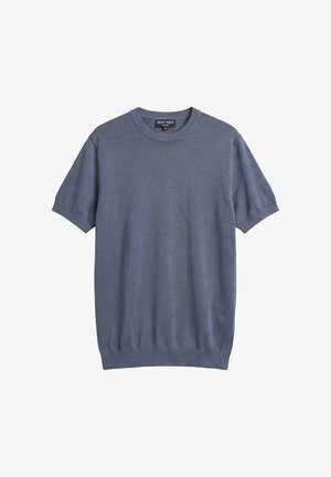 Suéter de punto de manga corta con cuello redondo en azul apagado, con puños y dobladillo acanalados, extendido plano, etiqueta de la marca visible dentro del cuello.