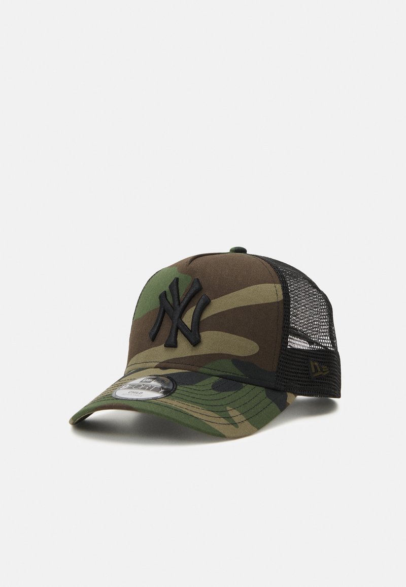 Gorra de camuflaje con parte trasera de malla oscura, con un logotipo bordado en negro. Visera curva y diseño de tela estructurada en tonos de verde y marrón.