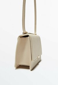 Borsa a mano in ecopelle beige con forma rettangolare strutturata, dettagli in metallo dorato e una sola tracolla regolabile.