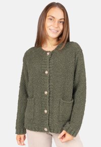 Grüne, flauschige Strickjacke mit rundem Ausschnitt, Knöpfen auf der Vorderseite und zwei vorderen Taschen. Weicher Stoff, lässiger Schnitt.
