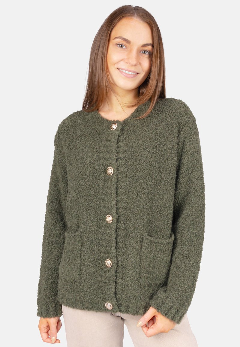 Grüne, flauschige Strickjacke mit rundem Ausschnitt, Knöpfen auf der Vorderseite und zwei vorderen Taschen. Weicher Stoff, lässiger Schnitt.