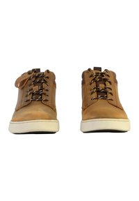 Zapatos de cuero marrón tipo botín con un acabado suave, cordones texturizados y una suela de goma blanca. Presentan una etiqueta con el logo en el lateral.