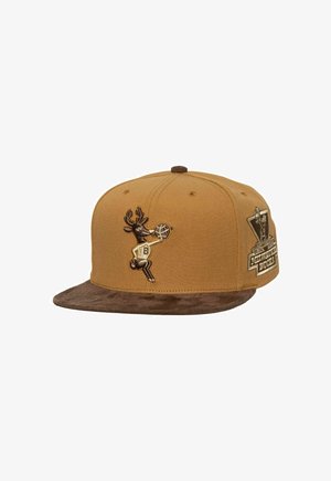 Cappellino snapback marrone con visiera morbida marrone, caratterizzato da un logo ricamato di un cervo e da una targhetta sul lato, realizzato in tessuto strutturato.