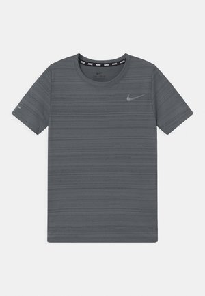 T-shirt Nike Dri-FIT gris avec un col rond, des manches courtes et un motif à rayures horizontales. Présente un petit logo sur la poitrine.