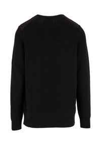 Maglione nero lavorato a maglia con maniche lunghe, texture a coste all'orlo e ai polsini, e dettagli in tessuto liscio sulle cuciture delle spalle.