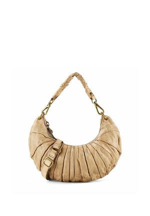 Bolso beige con forma de media luna con diseño de cuero plisado, asa corta fruncida y correa de hombro ajustable y desmontable con hebillas doradas.