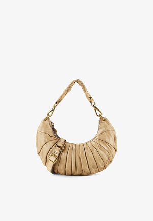 Borsa a mezzaluna beige con design in pelle plissettata, manico corto arricciato e tracolla regolabile e removibile con fibbie color oro.