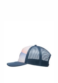 Gorra trucker azul y blanca con visera azul lisa, parte trasera de malla y patrón de rayas horizontales en la parte delantera. Cierre ajustable tipo snapback.