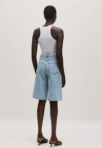 EDITED ADDISON - Jeans Shorts - hellblau