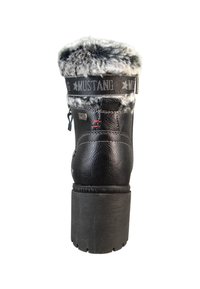 Czarny skórzany botek z mankietem z futerka, ozdobiony wzorzystym paskiem z napisem "MUSTANG", na grubej szpilce, z czerwonymi akcentami szwów.
