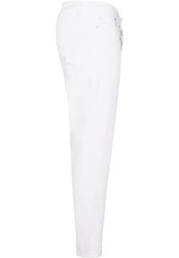 Pantalones de denim blanco con diseño de pierna recta, que cuentan con dos bolsillos traseros y un acabado limpio. Accesorios metálicos en la cintura.
