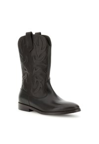 Bota vaquera de cuero negro con patrones de hojas en relieve, punta afilada, tacón bajo y lazos de agarre en el caña para ponerse fácilmente.