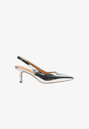 Silberfarbener Slingback-Pumps mit spitzer Schuhspitze, glatter metallischer Oberfläche und einem 5 cm hohen Stiletto-Absatz. Verfügt über einen Viertelriemen für sicheren Halt.