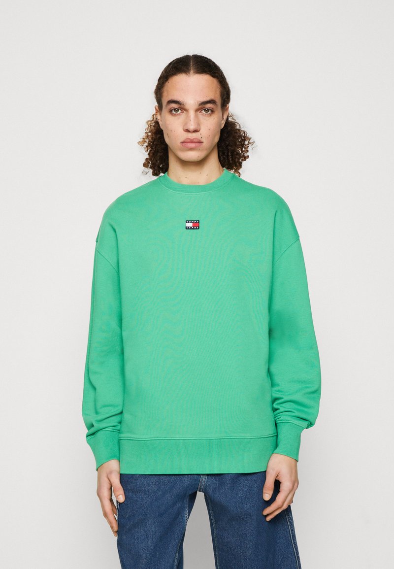 Tommy Jeans - RLX XS BADGE CREW - Sweater - coastal green, Vergroten