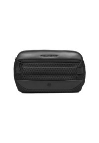 Bolsa negra con un patrón de diamantes texturizado, con una parte superior de cuero liso y cierre de cremallera. Logo en relieve en el frente. Forma compacta.