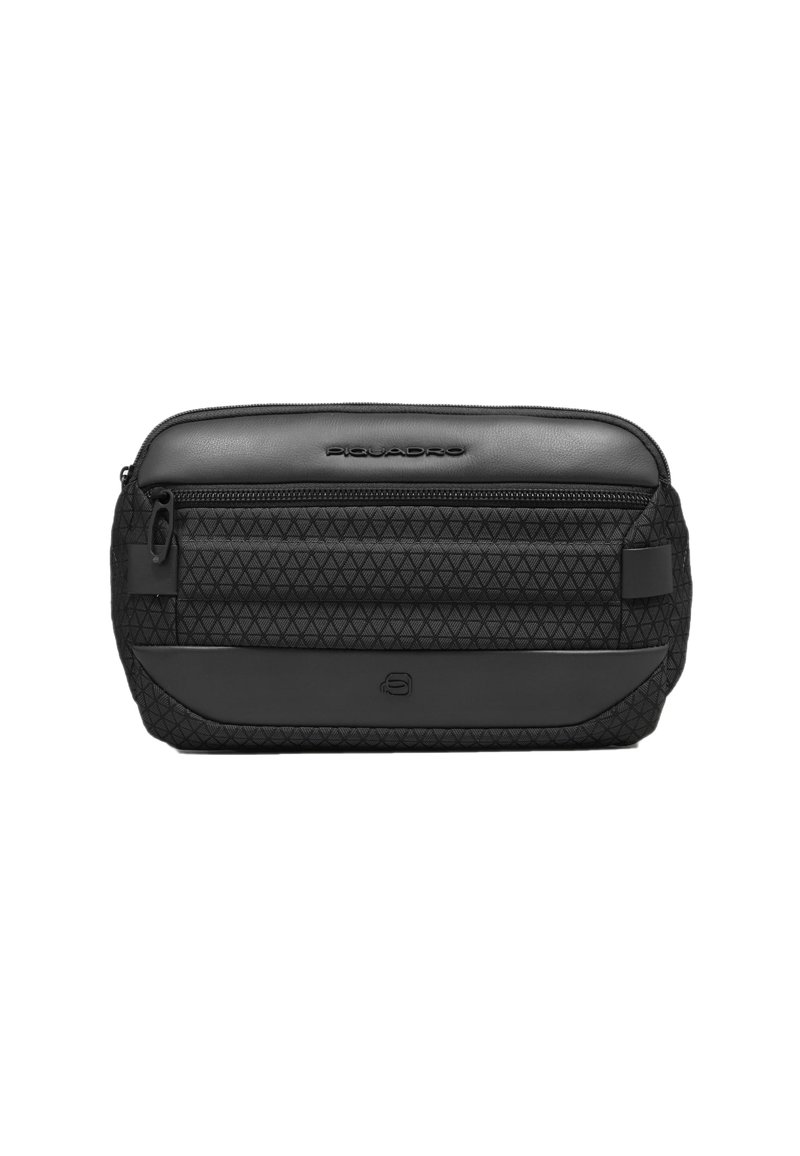 Bolsa negra con un patrón de diamantes texturizado, con una parte superior de cuero liso y cierre de cremallera. Logo en relieve en el frente. Forma compacta.