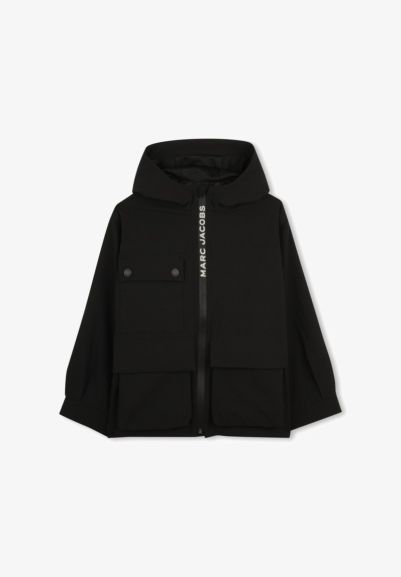 Veste à capuche noire avec fermeture éclair, dotée de deux poches frontales, tissu texturé et marquage blanc audacieux le long de la fermeture éclair.