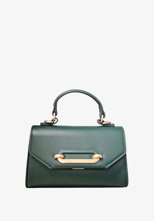 Sac à main en cuir vert avec une forme structurée, une poignée supérieure, des ferrures dorées et un fermoir décoratif avec le nom de la marque.