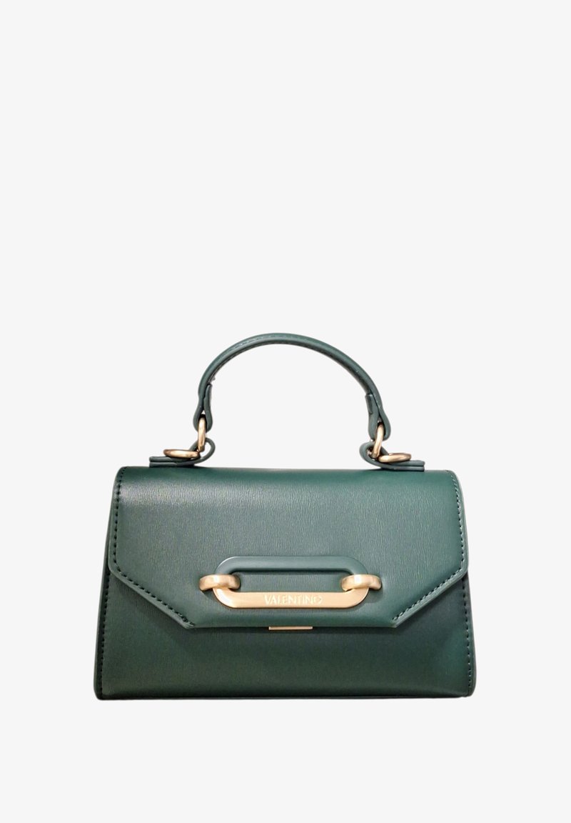 Sac à main en cuir vert avec une forme structurée, une poignée supérieure, des ferrures dorées et un fermoir décoratif avec le nom de la marque.