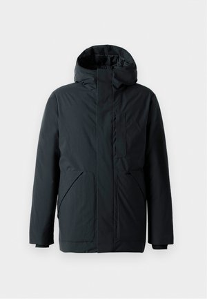 Černá izolovaná bunda s kapucí, vybavená předním zipem, dvěma bočními kapsami a elegantním, minimalistickým designem. Hladká, matná textura.