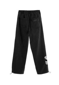 Joggers de mezclilla negra con cintura elástica, que cuentan con bolsillos laterales y traseros, y un ícono de oso de lana bordado en la pierna izquierda.