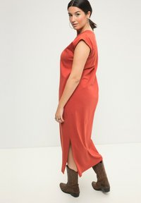 Studio Untold DÉCOLLETÉ ROND FENTE SUR LE CÔTÉ - Žerzejové šaty - brick red