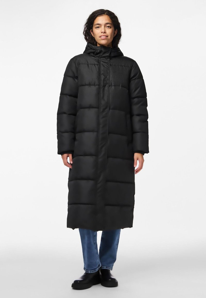 Casaco longo preto acolchoado com capuz, apresentando um fecho de zíper e mangas largas. Textura suave com costura horizontal e um corte relaxado.