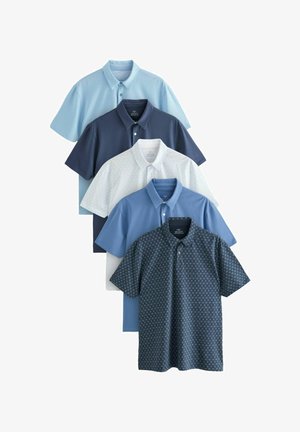 Viis lühikeste käistega polo-särki erinevates sinistes ja valgetes toonides. Eesmine särk on musterdisainiga; teised on ühetoonilised või tekstuuriga.