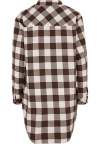 Chemise en flanelle à carreaux marron et blanc à manches longues avec un empiècement à l'épaule et des poignets boutonnés, vue de dos.