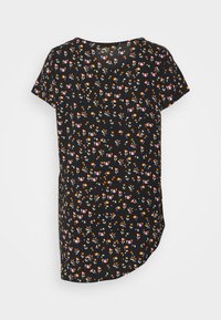 Top preto de flores com mangas curtas, apresentando uma variedade de pequenas flores em laranja e rosa, com uma bainha arredondada e um corte solto.