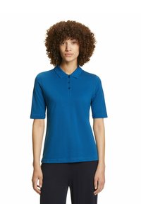 Blauwe polo met korte mouwen, voorzien van een klassieke kraag, driestuks knoopsluiting en een gladde, lichte stof.