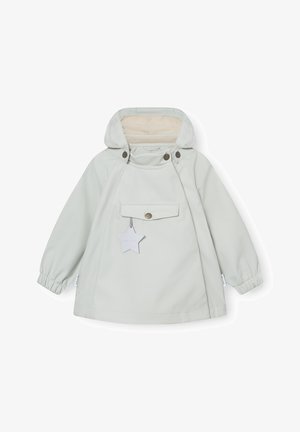 Lysegrå barnehettejakke til regn med elastiske mansjetter, frontlomme med knappelokk og stjerneformet merkelapp festet.