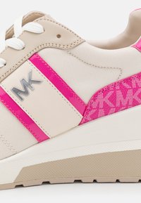 Baskets beige avec des accents en cuir verni rose et un côté à motif. Dotées de lacets blancs et d'une semelle texturée ; logo bien visible sur le côté.